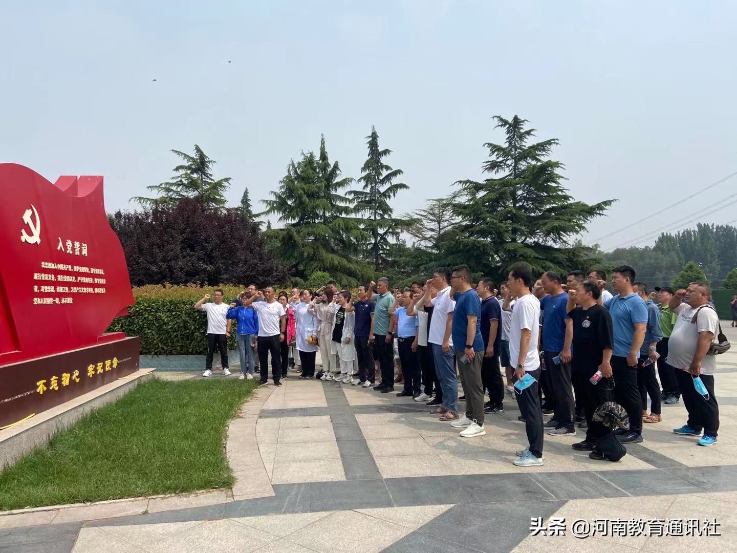 焦作四中组织*党**员教师到武陟县嘉应观、人民胜利渠开展*党**日活动