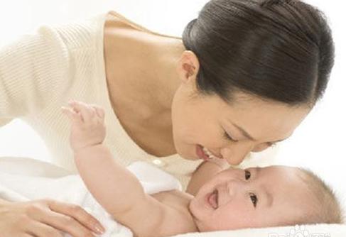宝宝多大开始认生陌生人抱着哭,宝宝见到生人就开心