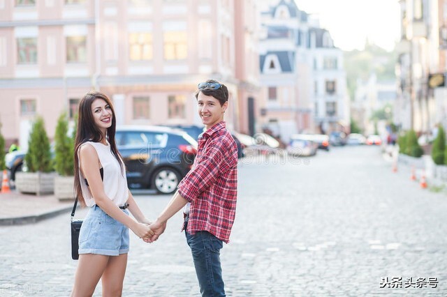 如果一个异性缘好的男生喜欢你,如果一个异性想你会有什么表现