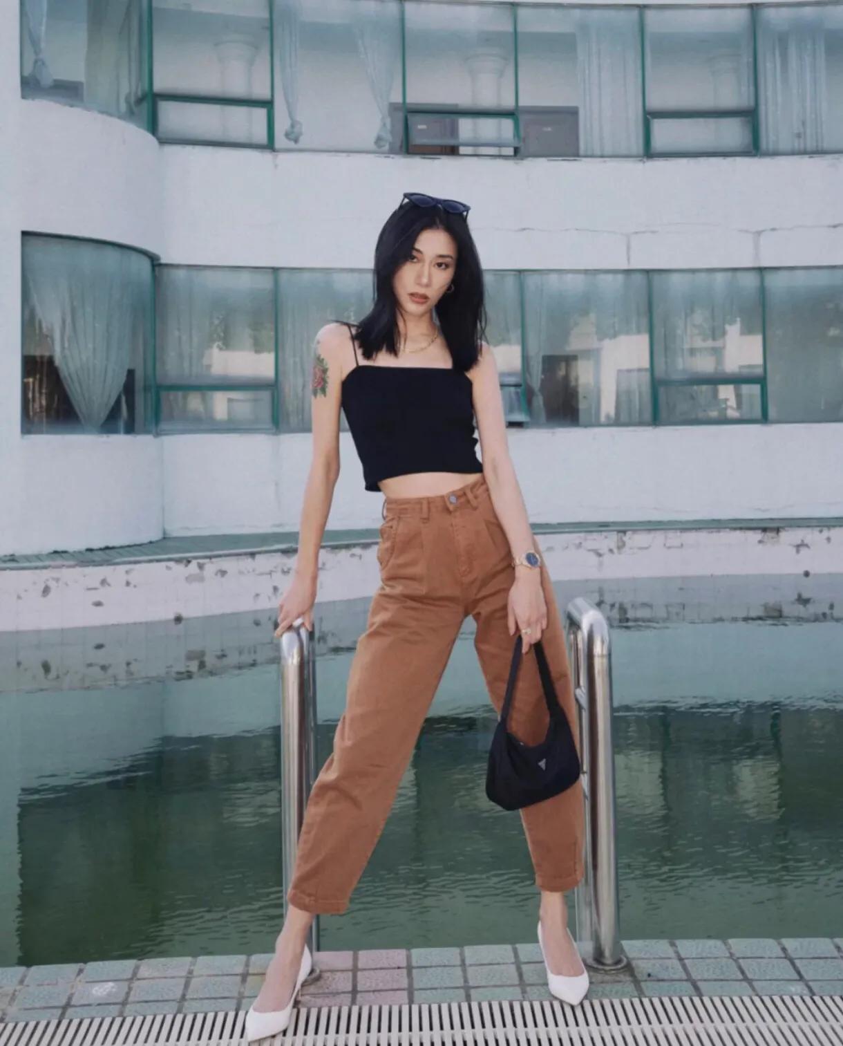 最流行的牛仔裤新穿法,穿牛仔裤不拉拉链是什么风格