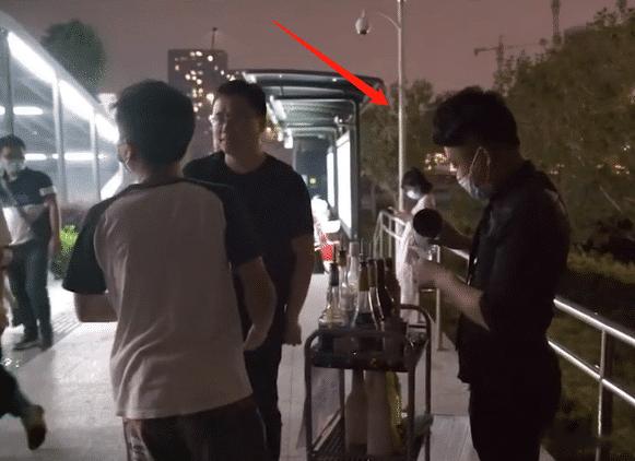 调酒师一个月可以赚多少钱,调酒师自己开店一个月赚多少