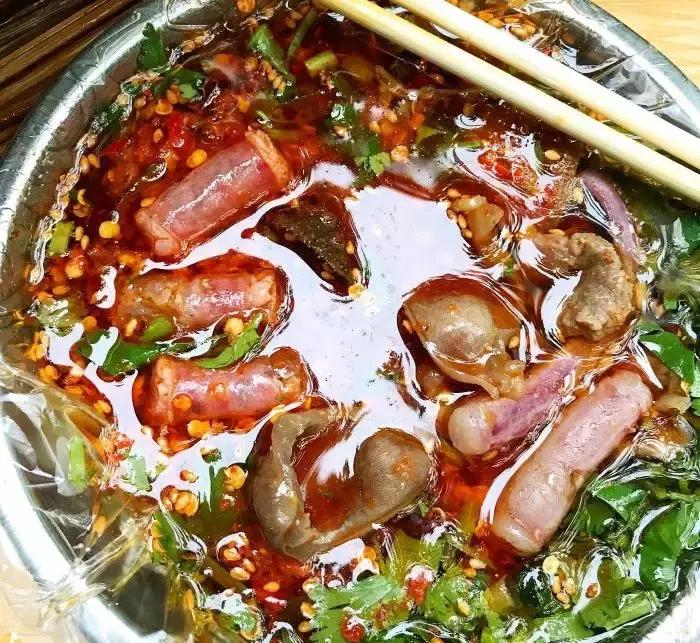 终于被我吃到了！这一锅90年代的麻辣烫，才是咱老成都挂念的市井味啊！