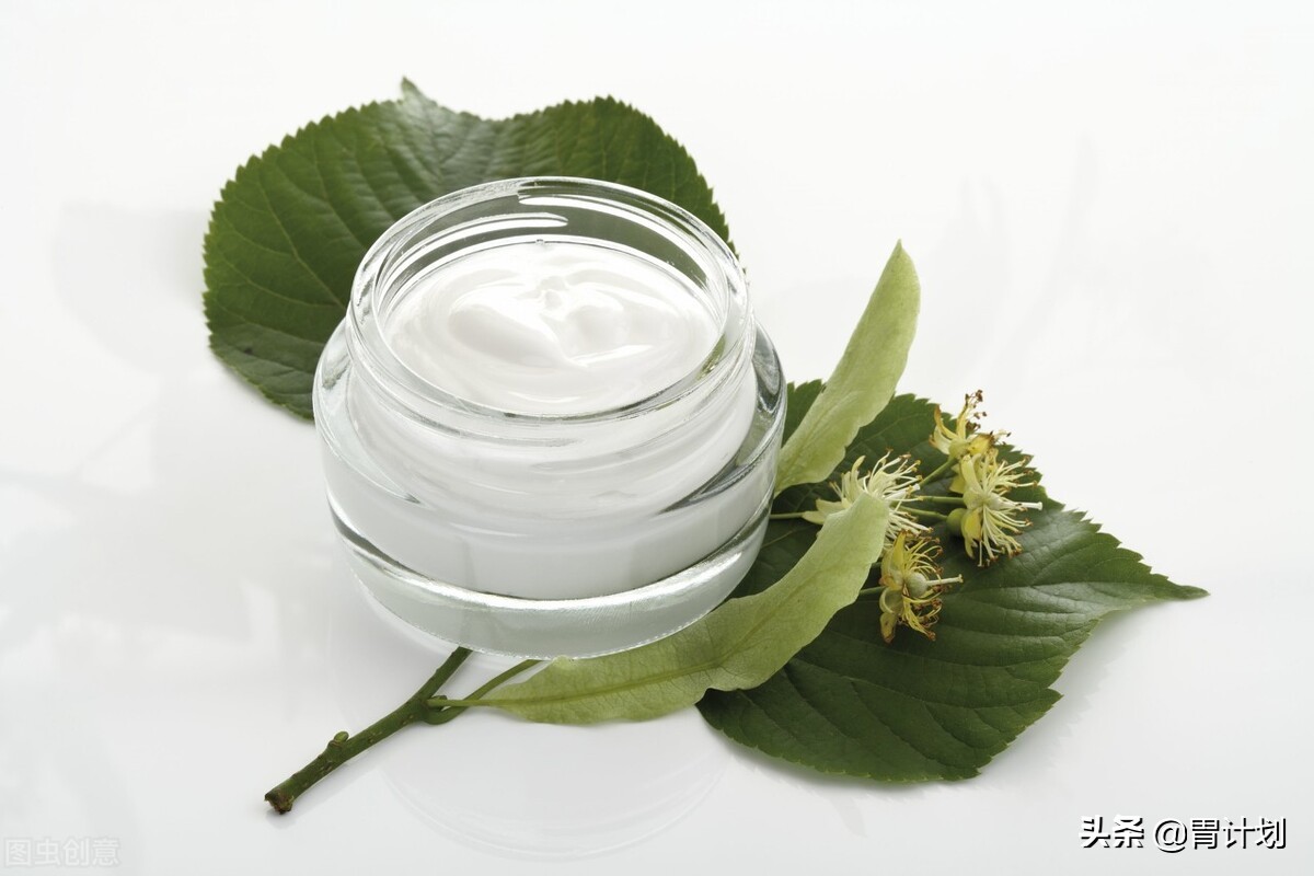 面霜和精华哪个效果好一点,面霜和面部精华的区别在哪