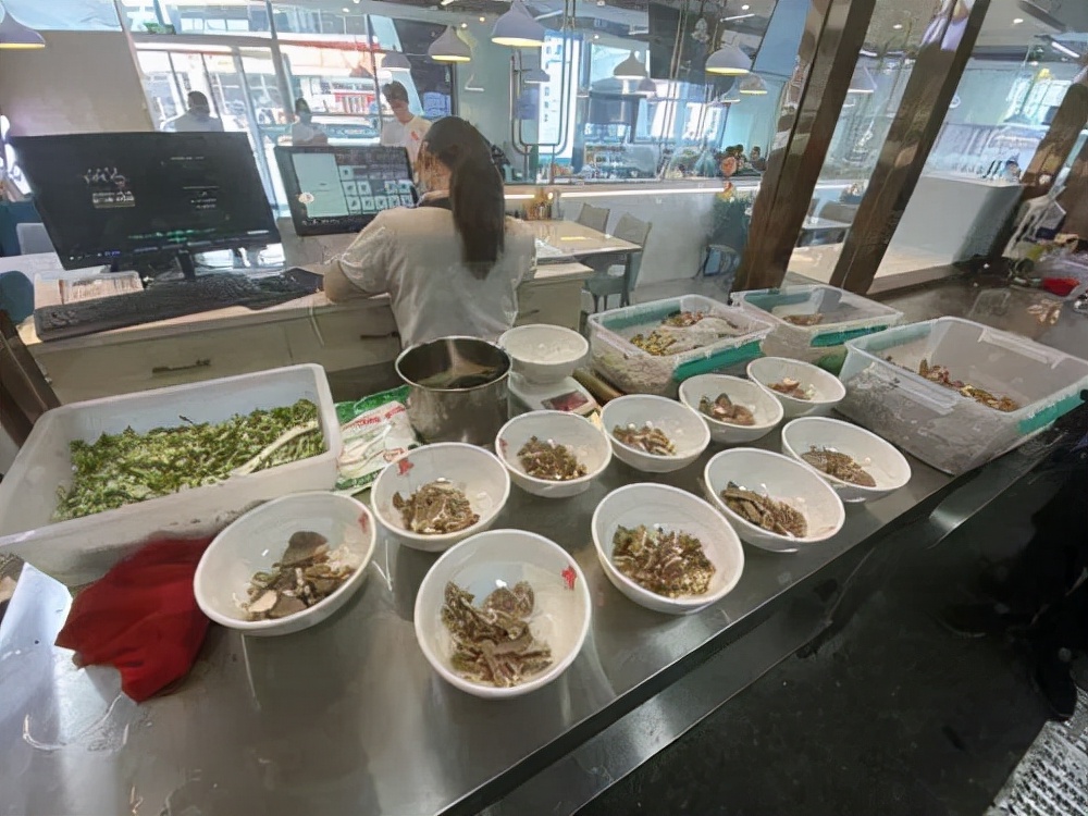 济南一年挣几千万的羊汤馆,县长带货一小时销售额破百万