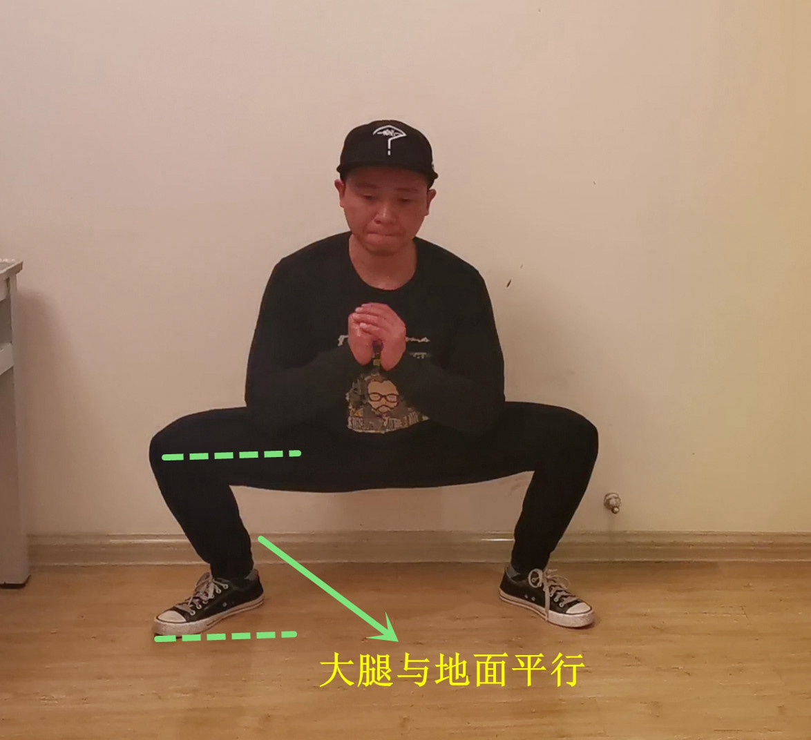 改变腿型的交叉蹲,正确深蹲法教你翘臀不粗腿