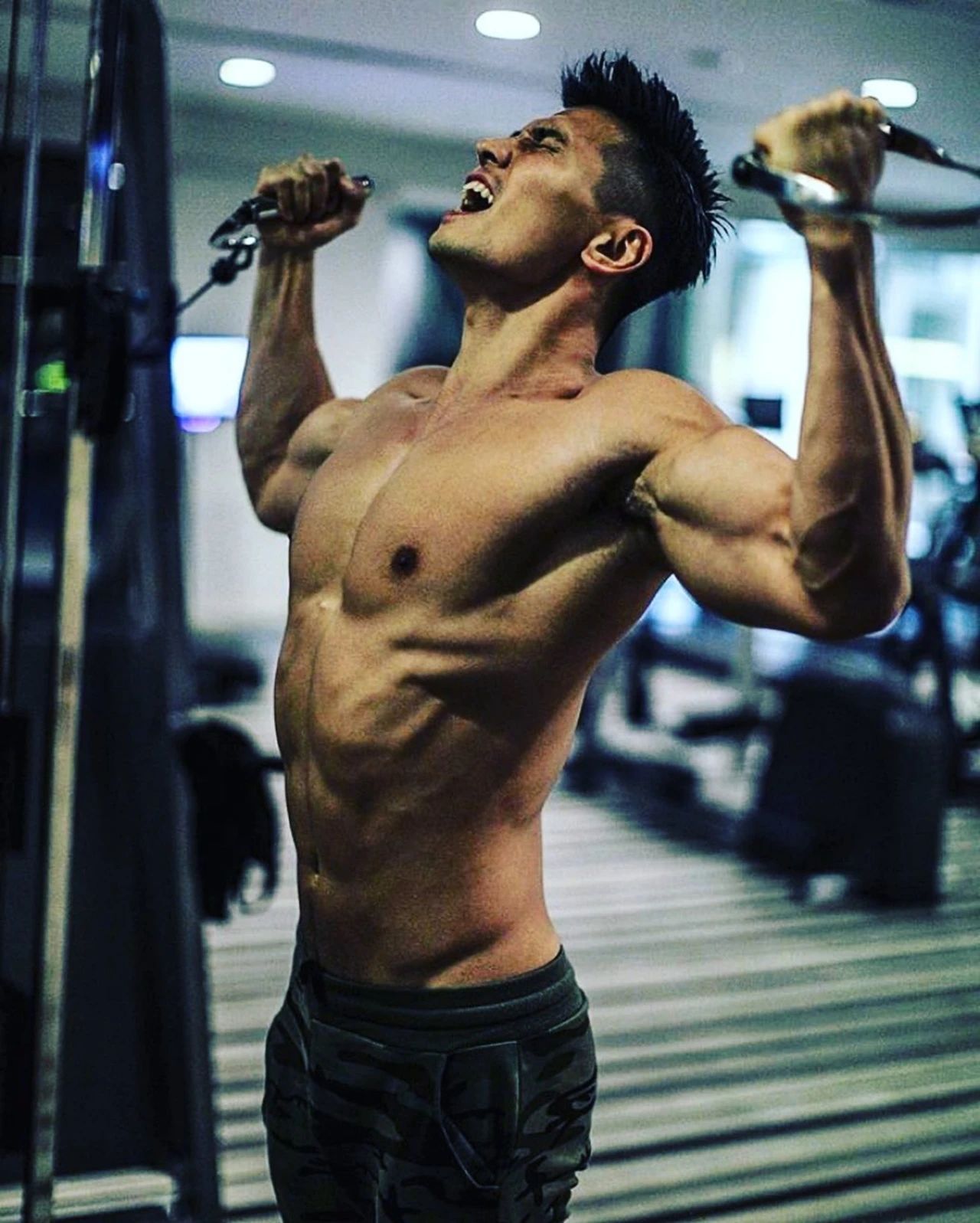 韩国帅哥晒胸肌恶搞,tvb男演员胸肌