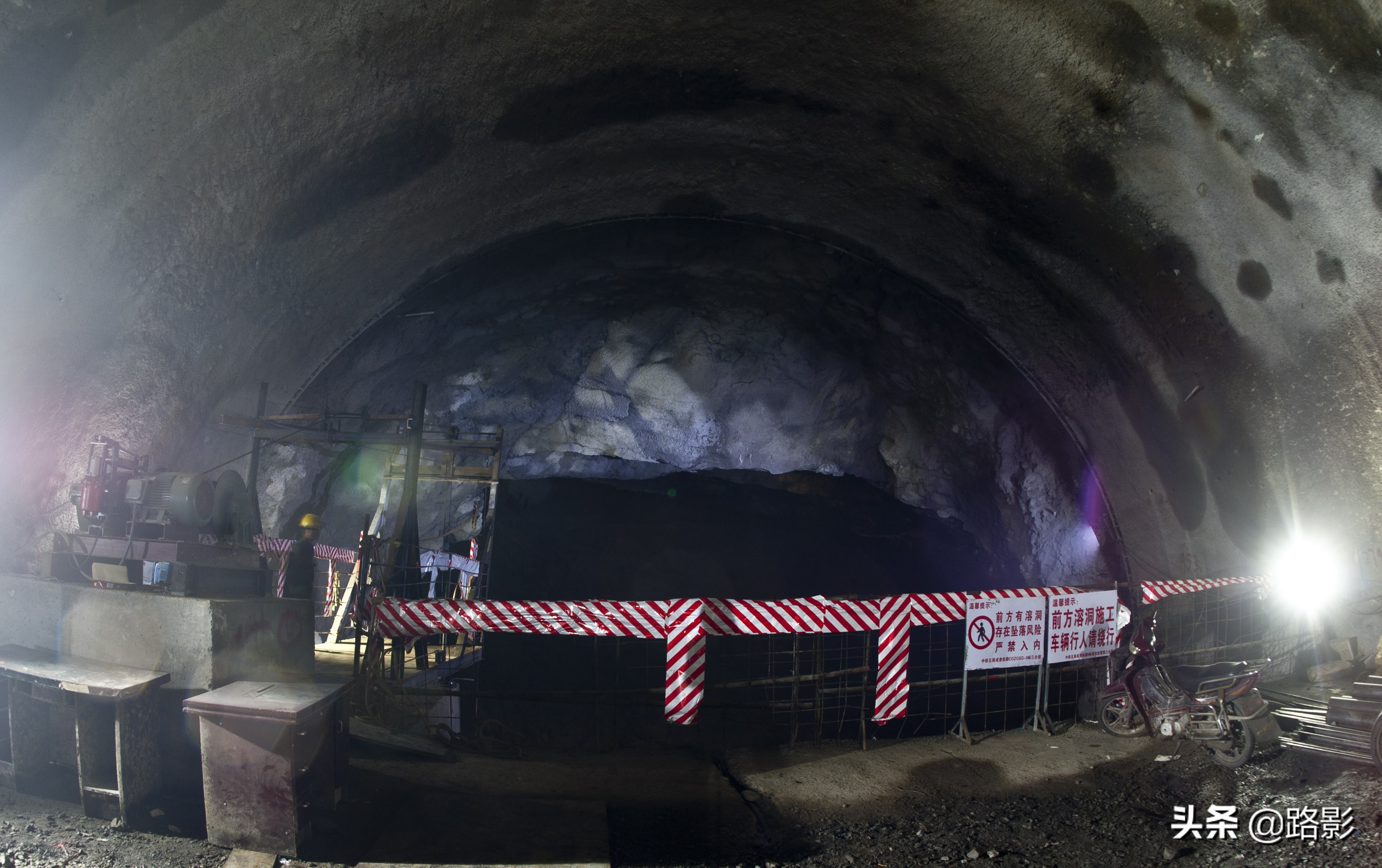 中国高铁隧道,溶洞铁路隧道