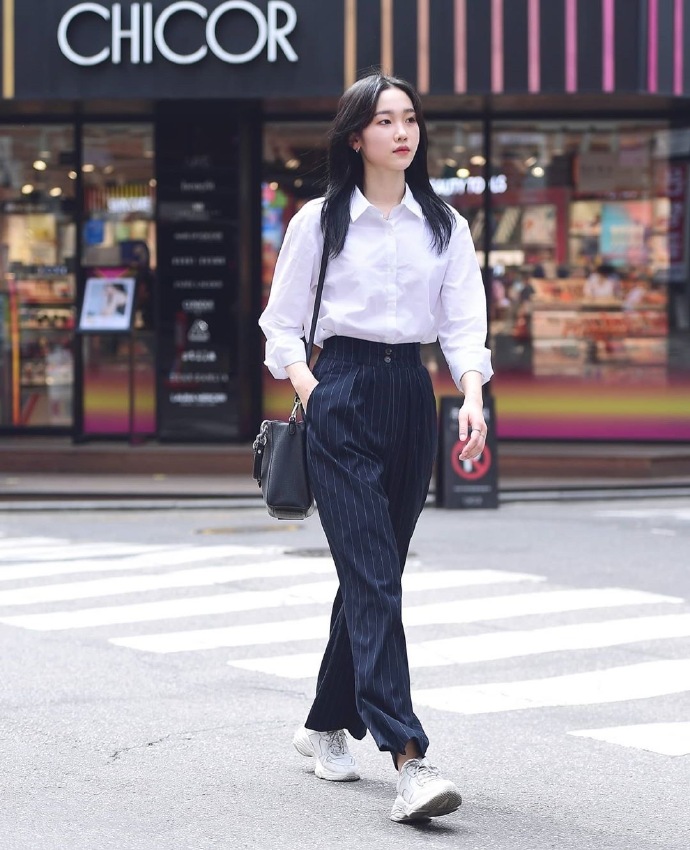 值得参考的韩国小姐姐穿搭,韩国小姐姐半身长裙穿搭街拍简约