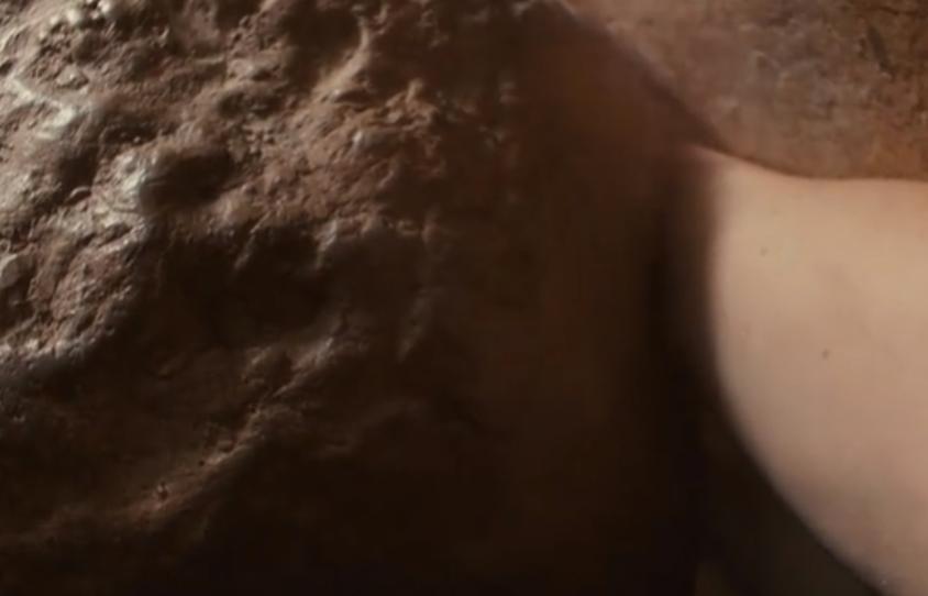 又渴又疼!手臂被石头卡住五天五夜?这部电影告诉你如何断臂求生