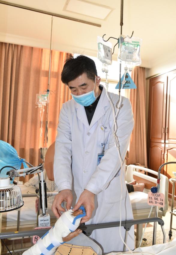 肘关节僵硬怎么治？这个医生在抖音接待全国患者咨询就诊