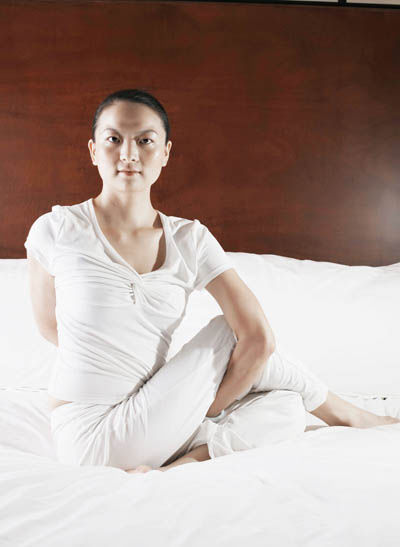 睡前瑜伽动作10分钟排毒养颜,睡前瑜伽30分钟初级全身拉伸