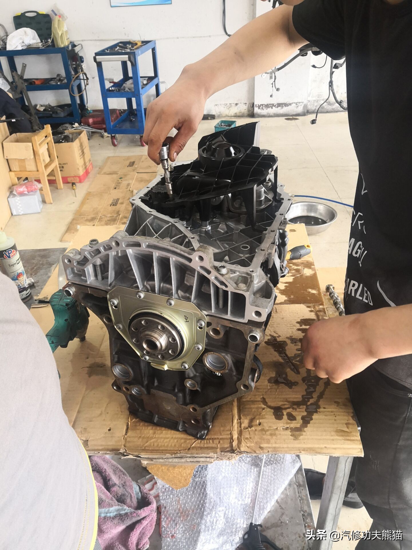 奥迪q5烧机油狂飙,奥迪q5烧机油且发动机抖动