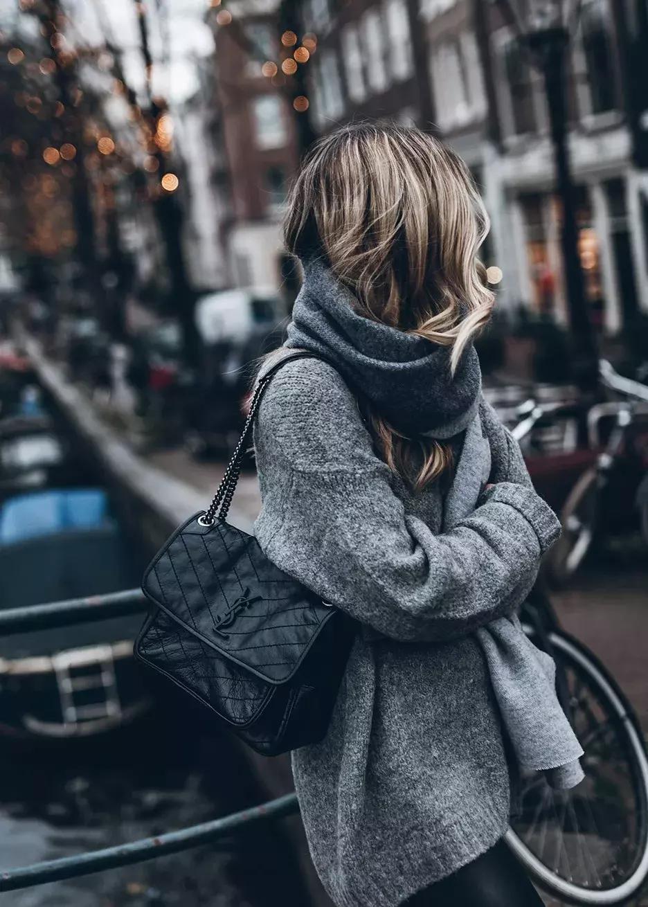 适合羽绒服显脸小围巾的系法,怎么给女生系围巾不会显脸小