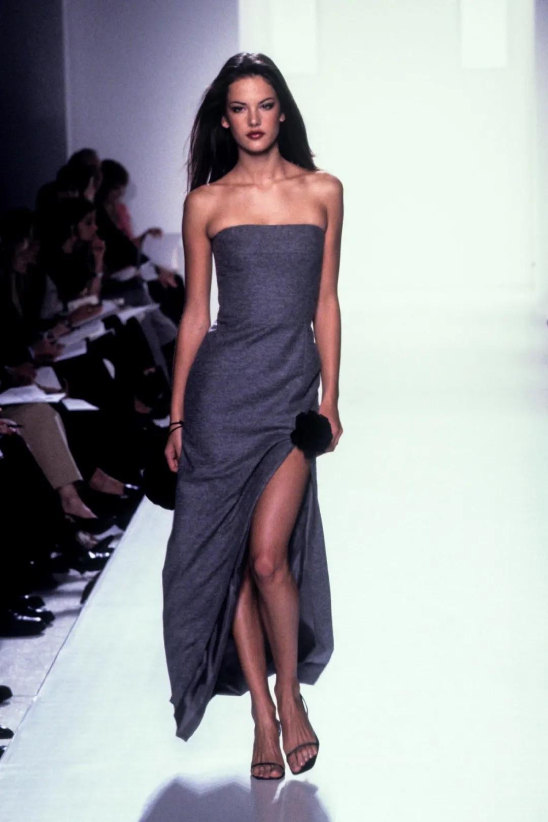 还记得2000年拿下黄子华的中环女律师MissMo穿过什么吗？