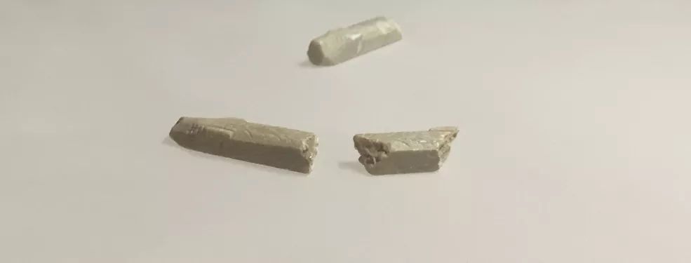 鸡血石与田黄石的结合,硬田黄石与田黄石