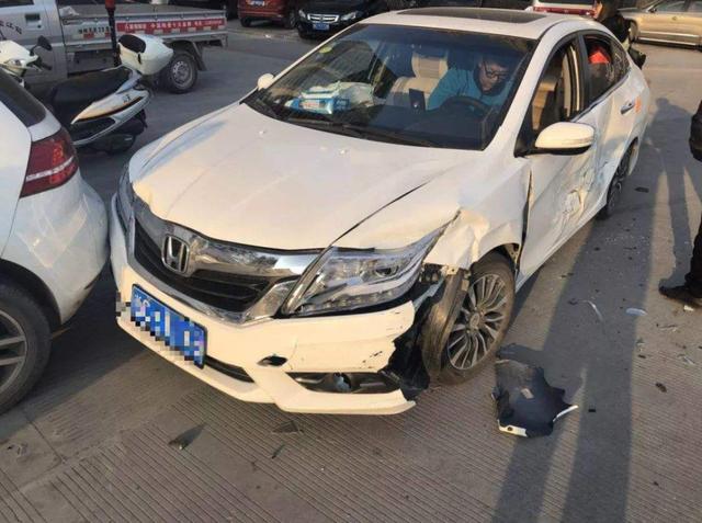 刮到路边违停的车，没注意开走了怎么办