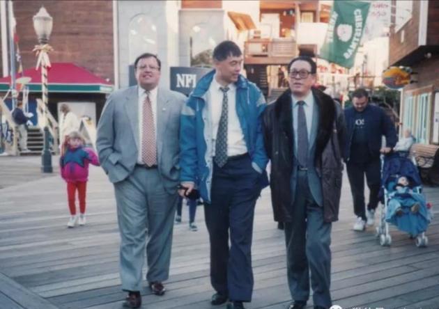 中国国家队教练给美国大学篮球队包脚赚钱,后来成为篮球解说教父