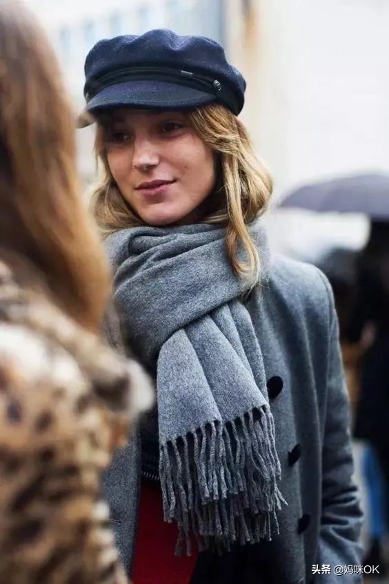 几种很火的围巾的新系法,比较短的围巾系大法