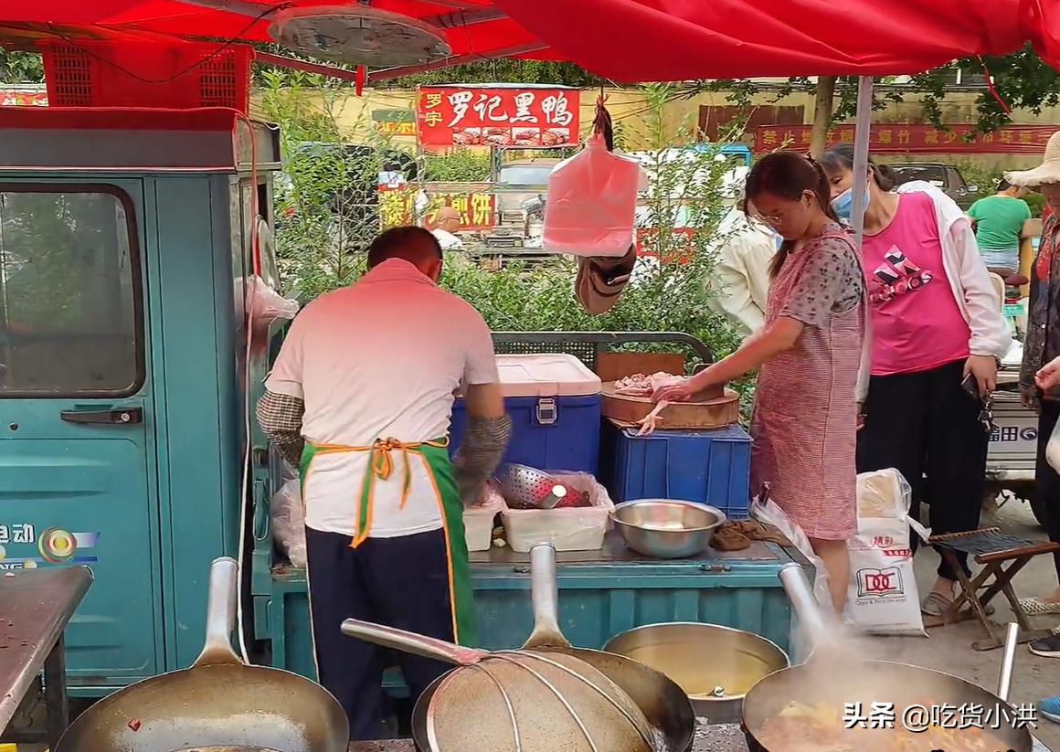 临沂炒鸡夫妻,临沂小哥露天卖炒鸡