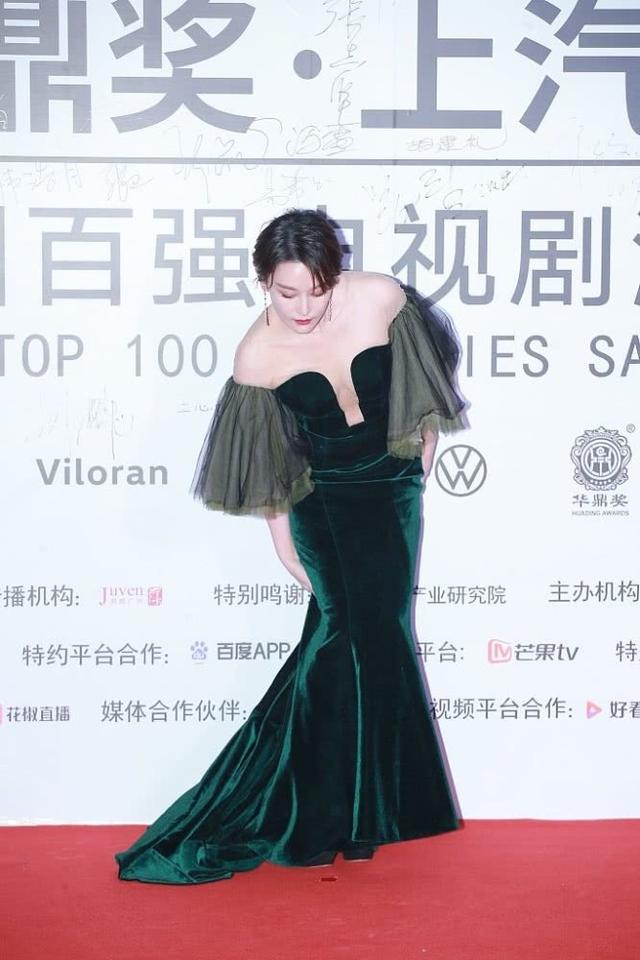 军嫂张馨予穿粉裙尽显娇艳,升级辣妈