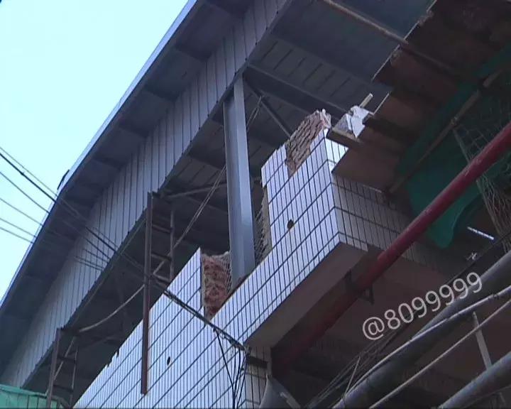 农贸市场顶棚坍塌致1死1伤,农贸市场房屋倒塌事件