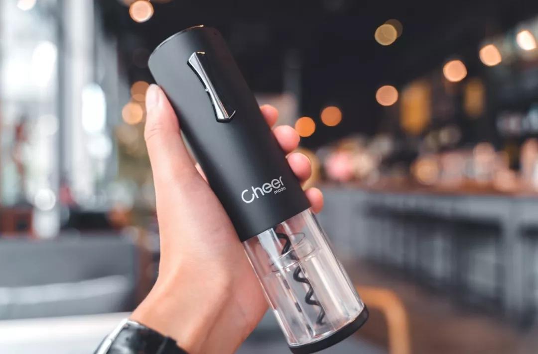 开红酒神器毫不费力的就开动了,有没有不用开瓶机打开红酒的方法