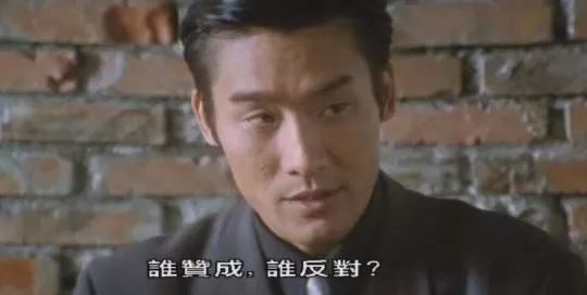 他是香港最低调的影帝，梳起飞机头他又是令人闻风丧胆的江湖大佬