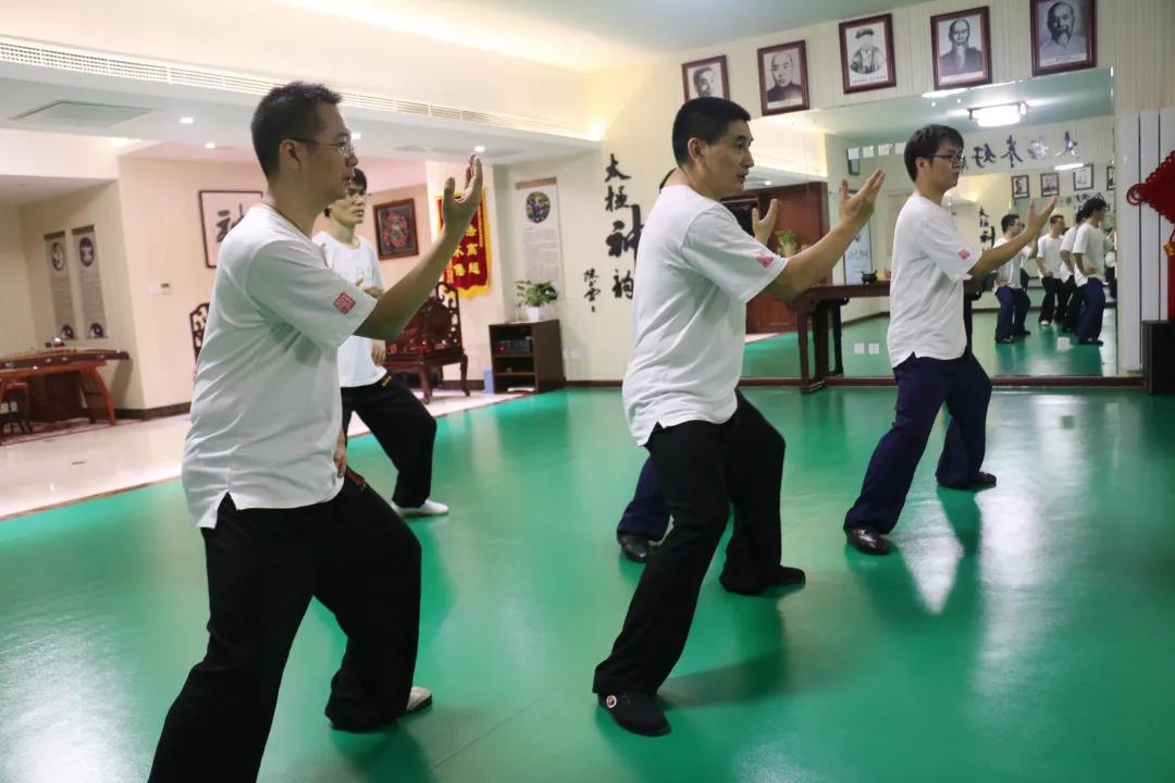 不懂顶头悬,白练三十年