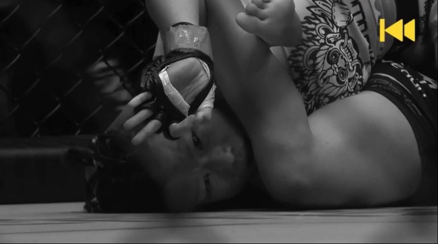 中国拳手乾坤大挪移击败日本拳手,中国拳手笼中激斗视频