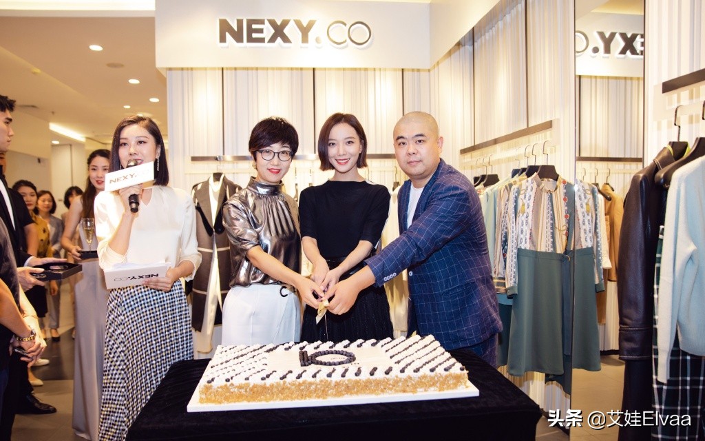 王珞丹美艳动人,王珞丹深v吊带长裙