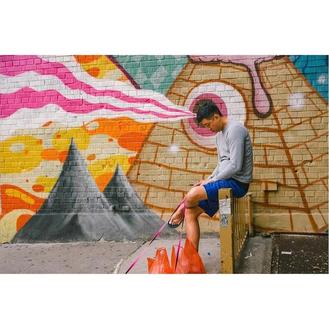 从没见过！在街上拍到了老爷爷头上喷白雾！原因......其实很好玩