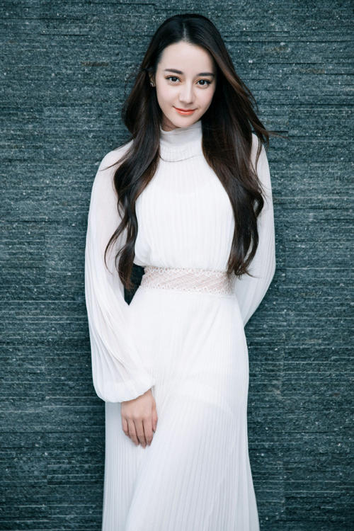 李宇春一身绿色百褶裙现身,李宇春中性风短裤