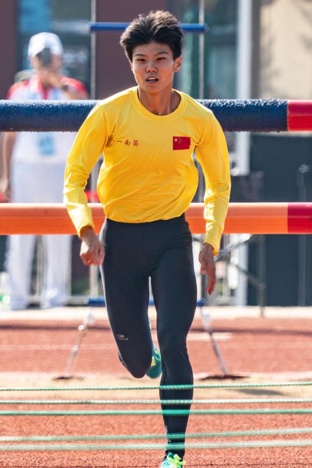 太帅了！军运会障碍跑男选手肌肉亮眼，跑完后躺垫“挣扎”太抢镜