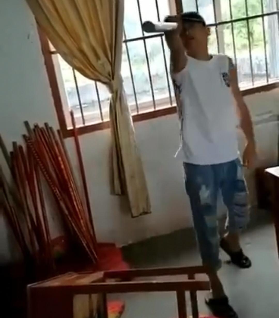 学生侮辱老师怎么办,学生侮辱教师应该怎么处理