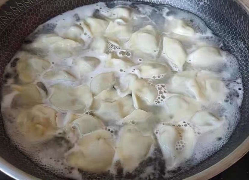 冰箱冷冻的饺子用开水煮多久能熟,冷水煮冻饺子的正确方法