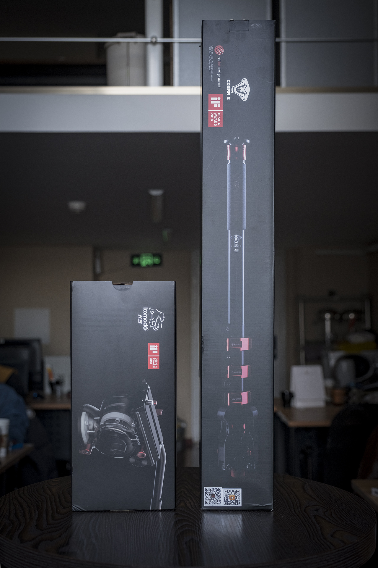 聚目开箱丨明明能靠脸，偏要拼才华——印迹COBRA2代独脚架开箱