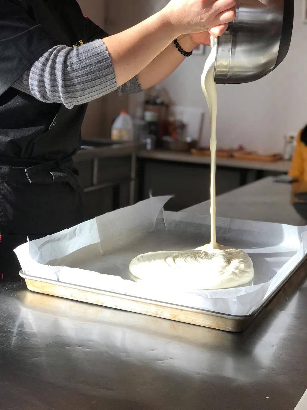 戚风蛋糕卷刷蛋黄再烤做法,草莓抹茶戚风蛋糕卷怎么做