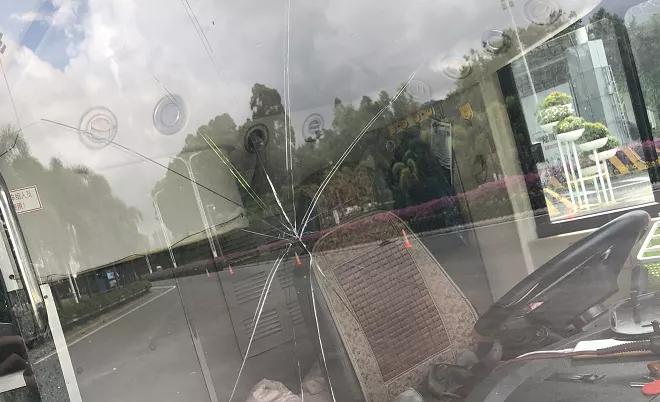 斗门某驾校教练打尖插队，给学员做反面教材，声称怕学员考试迟到！