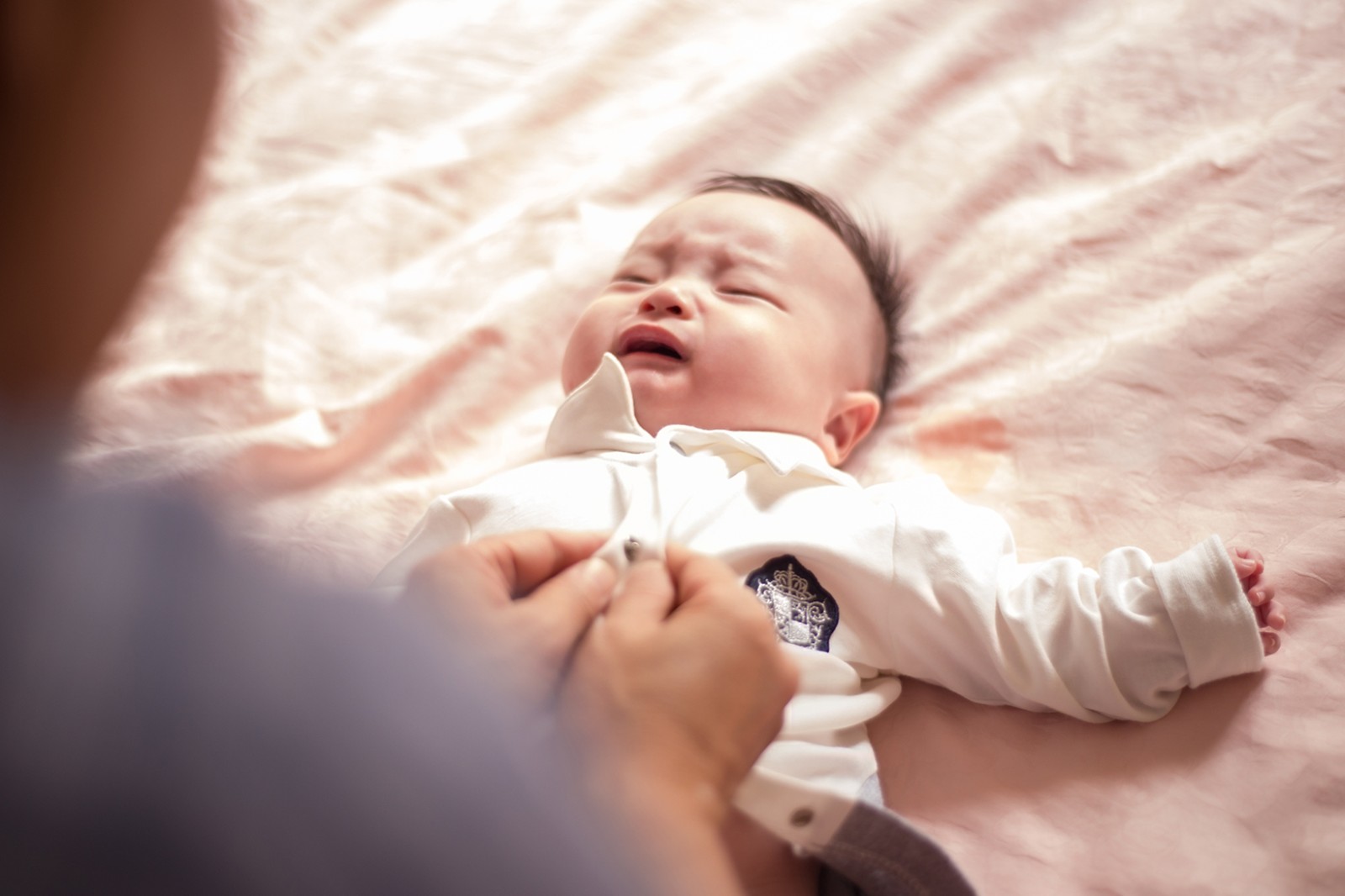 宝宝闭着眼睛撕心裂肺哭,宝宝闭着眼睛大哭身体还会抖