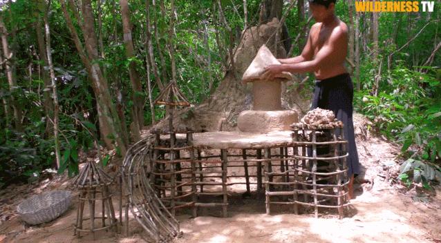 小哥哥徒手建房子,小伙为流浪狗打造温馨的城堡