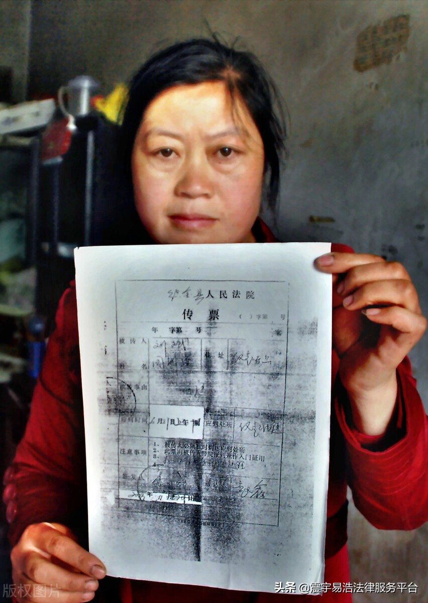 收到法院传票必须带上传票出庭吗,信用卡传票收到开庭不出庭行吗