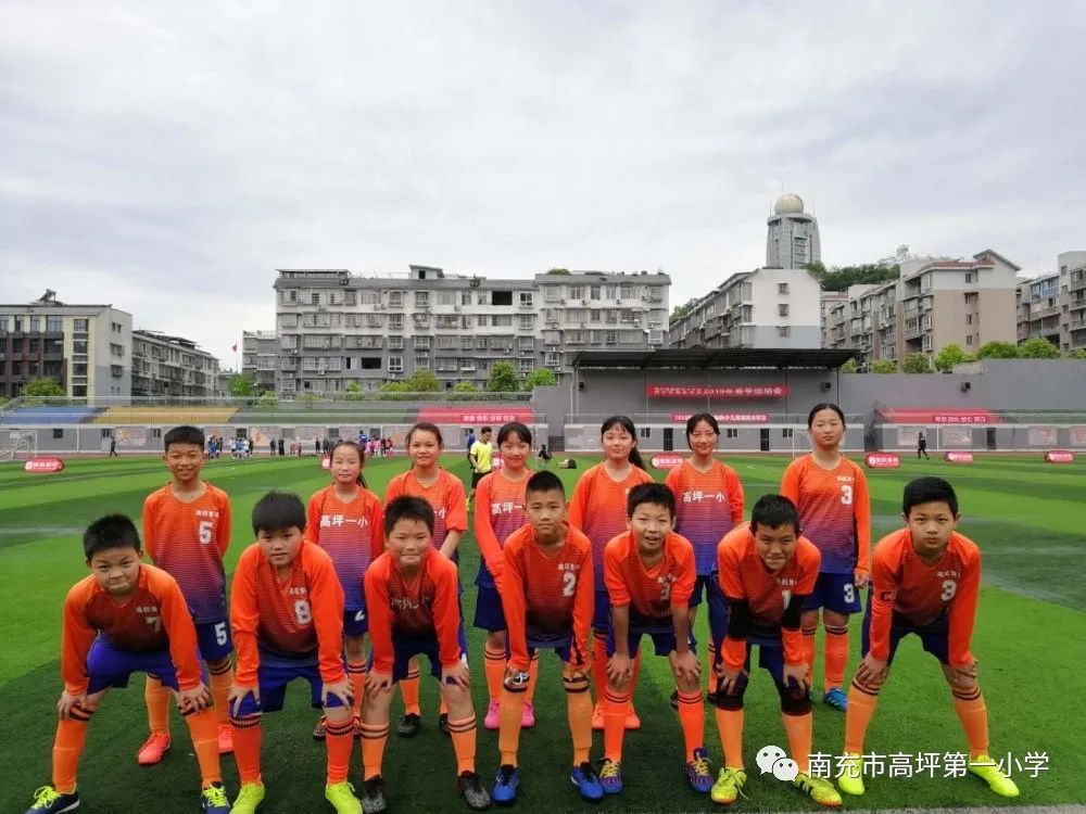 绿茵场上挥洒汗水享受足球的快乐,三亚足球小将在绿茵场上挥洒汗水