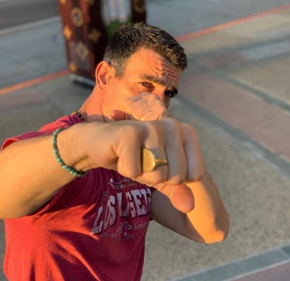 水果姐被控性骚扰？男模：她当众扒下我的裤子，让我露出*处私**