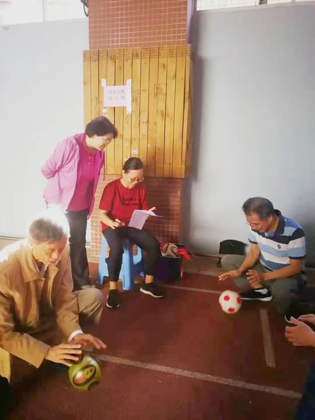 厦门六中老体协、退教协分会举行第六届退休教师趣味运动会暨气排球表演赛