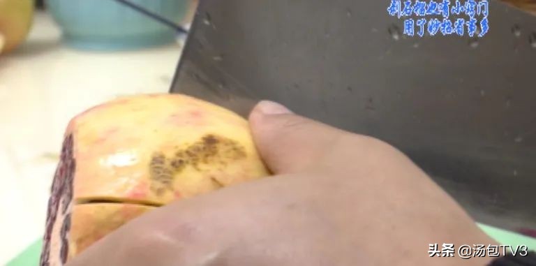 怎么剥石榴剥得又好又干净,怎样快速的剥石榴不脏手