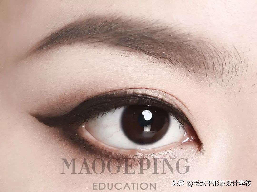 如何画出精致干净的眼妆,怎么画出整容脸