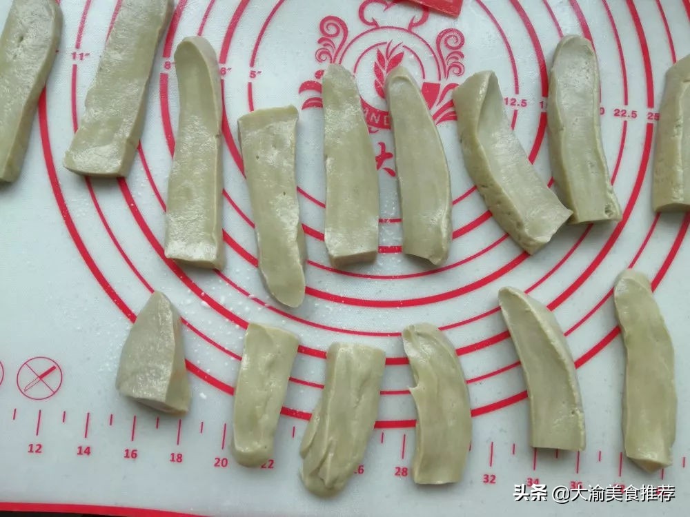 热门小吃摆摊烤面筋的做法,烤面筋也是很火爆的街边休闲小吃