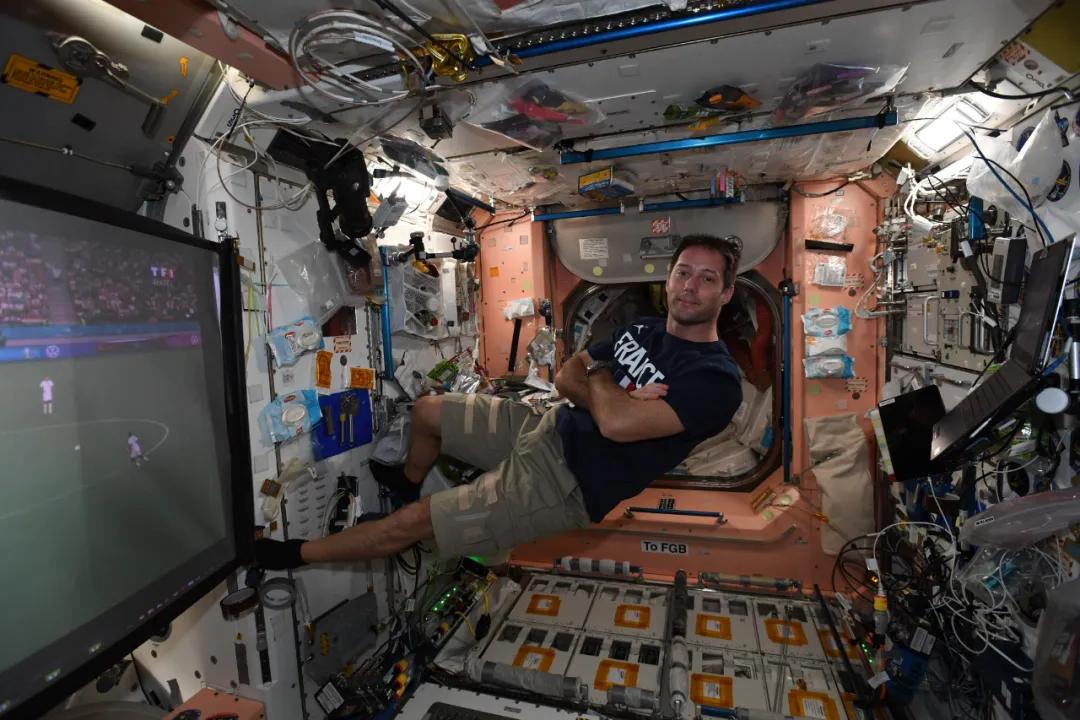 被这个法国帅气宇航员迷倒!网友:法国人真TM浪漫