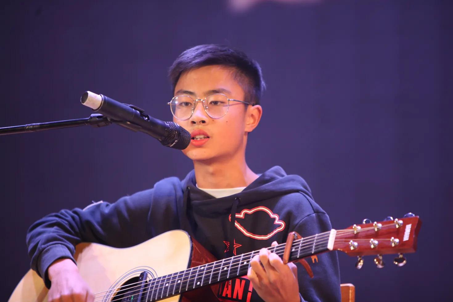 昆十中:新年音乐会唱响求实梦!青*梦春**!