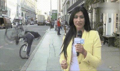 东方台主持人集体翻车现场视频,主持人电视直播新闻翻车名场面